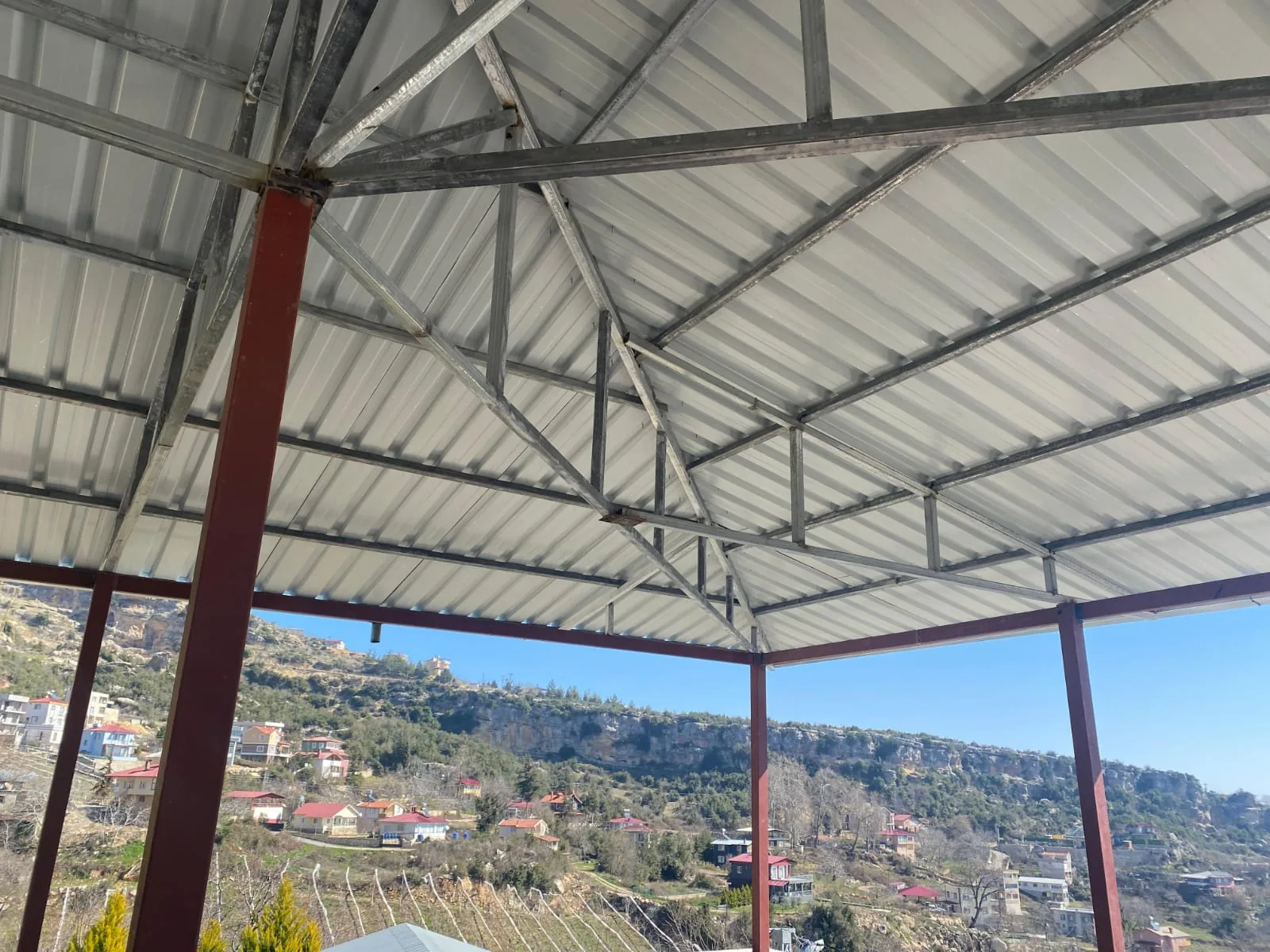 Metal çatı makas sistemi ve kaplama altı taşıyıcılar