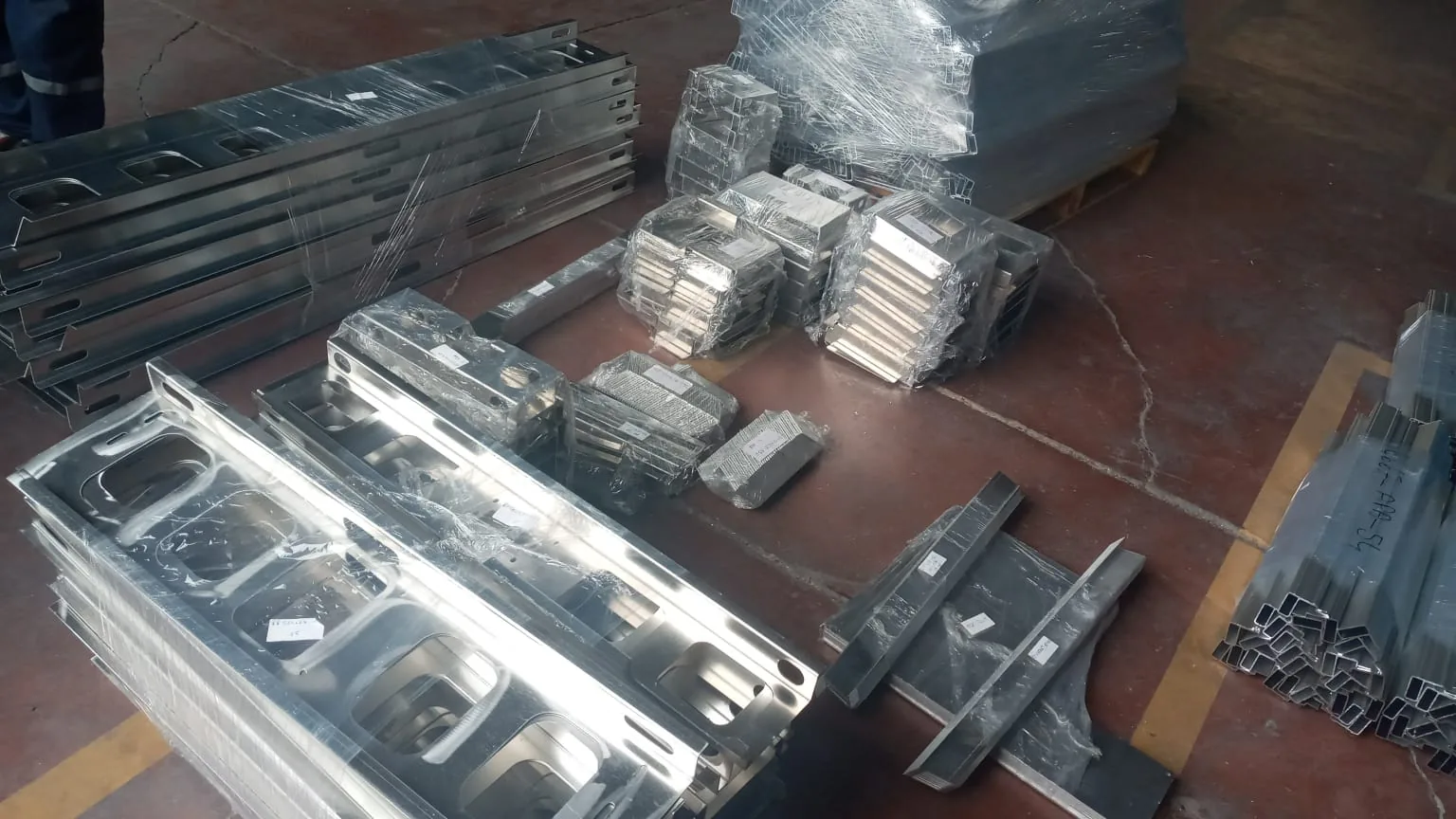Lazer kesim ve büküm sonrası hazırlanmış metal parçalar