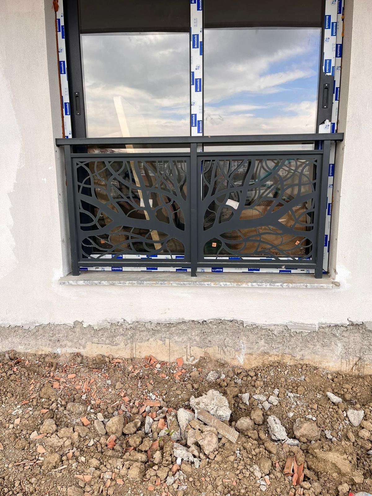 Ağaç dalları desenli antrasit metal pencere korkuluğu