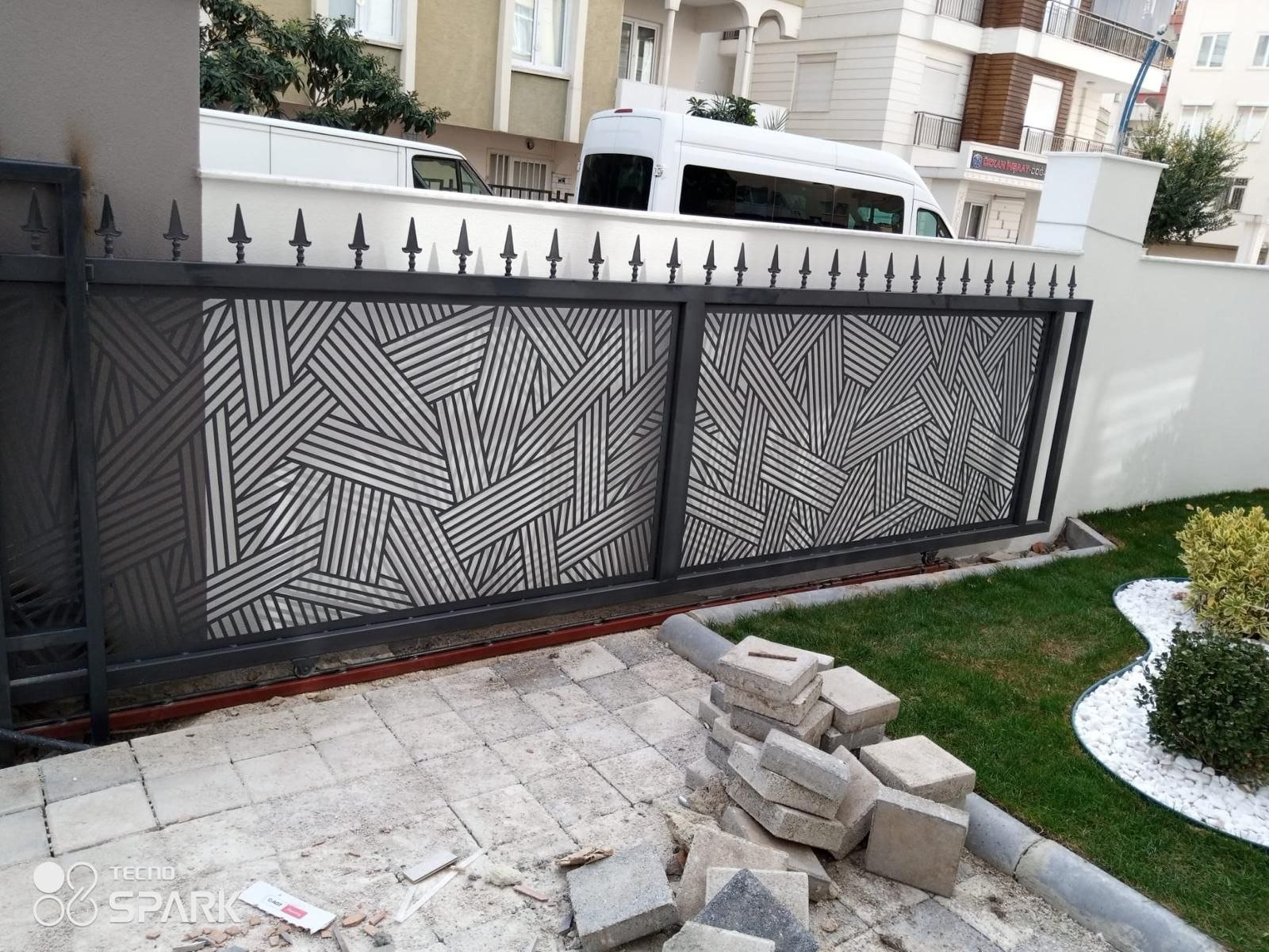 Çizgili geometrik desenli antrasit sürgülü bahçe kapısı
