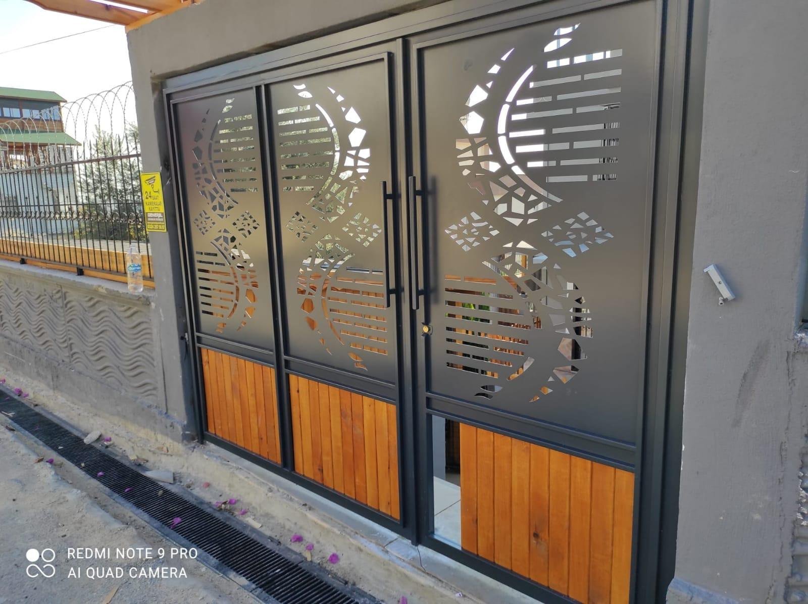 Dairesel lazer kesim desen ve ahşap detaylı antrasit metal giriş kapısı