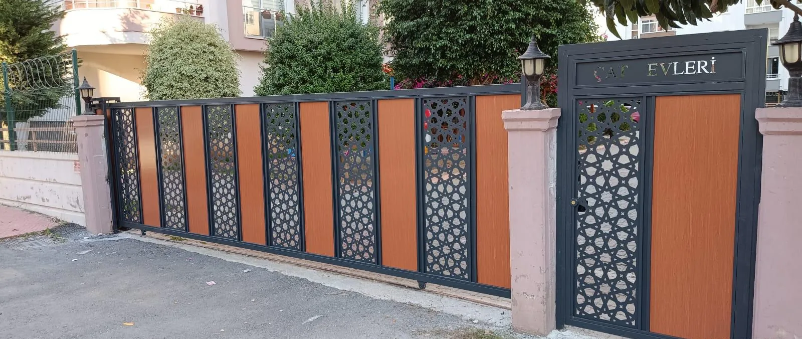 Geometrik metal desen ve ahşap yüzeyli site giriş kapısı