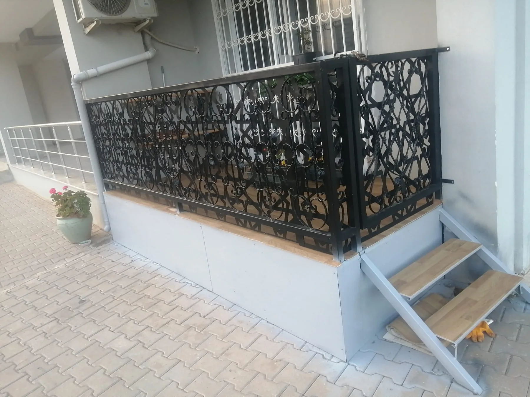 Klasik kıvrım desenli siyah ferforje balkon korkuluğu