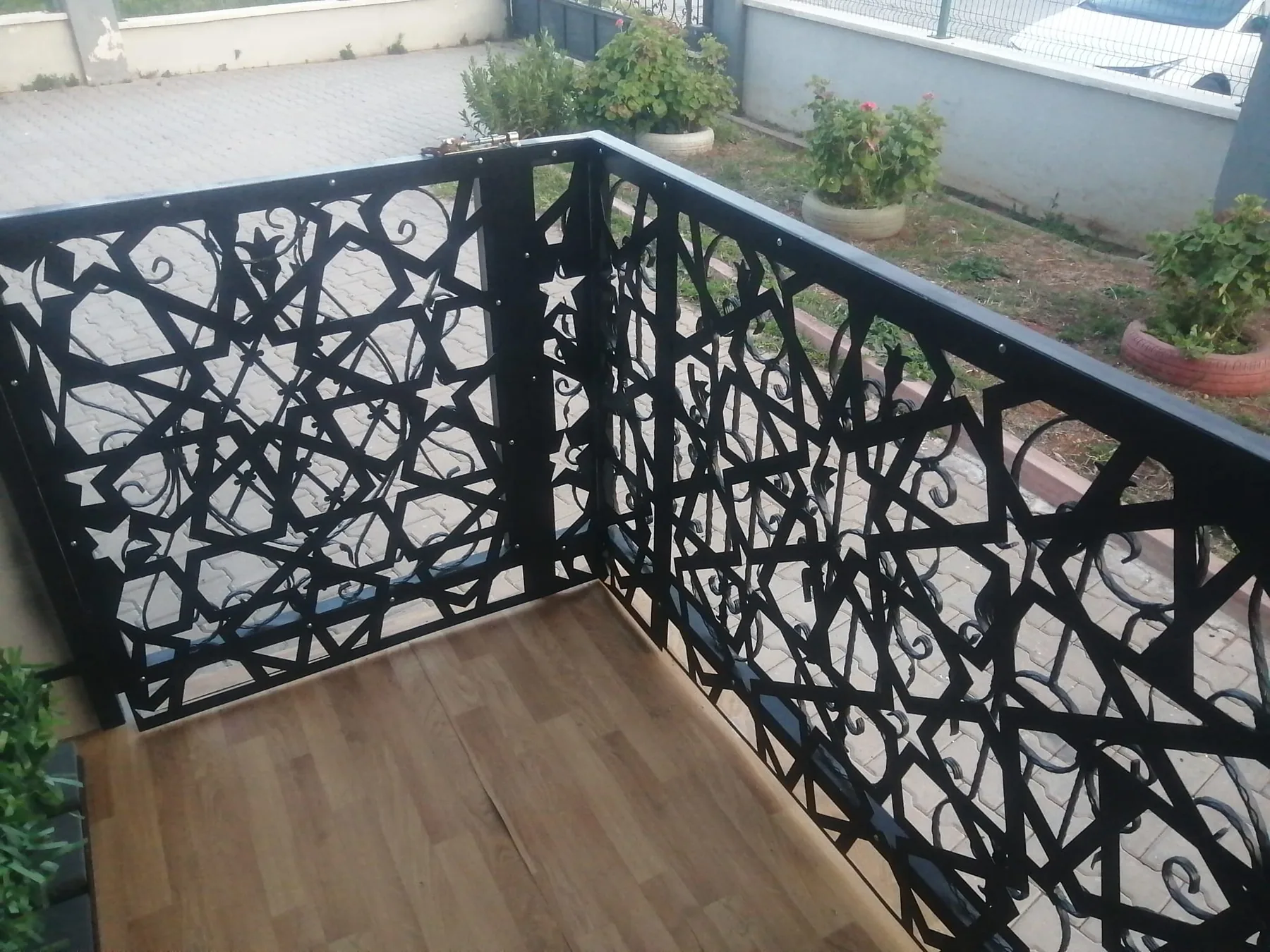 Yıldız ve kıvrım motifli siyah ferforje balkon korkuluğu uygulaması