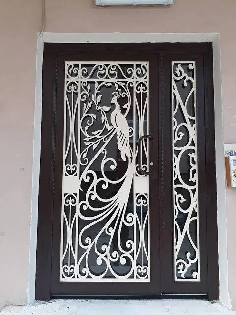 Tavus kuşu motifli siyah ve beyaz dekoratif ferforje giriş kapısı