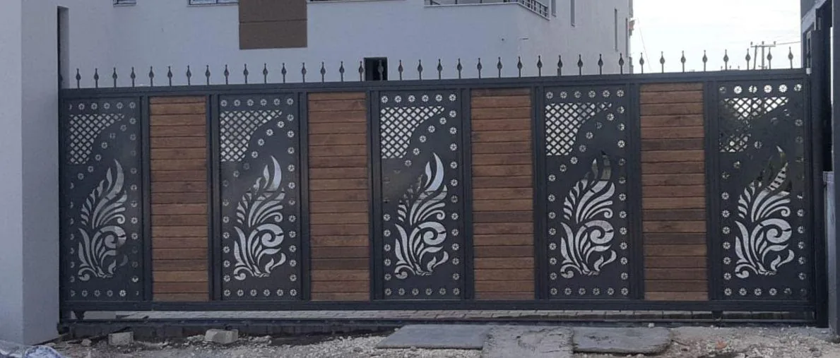 Ahşap yüzey ve dekoratif metal desenli sürgülü bahçe kapısı