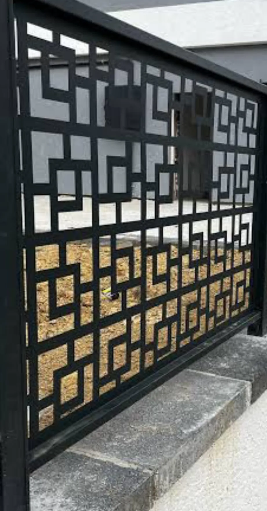 Geometrik çizgili siyah metal merdiven korkuluğu