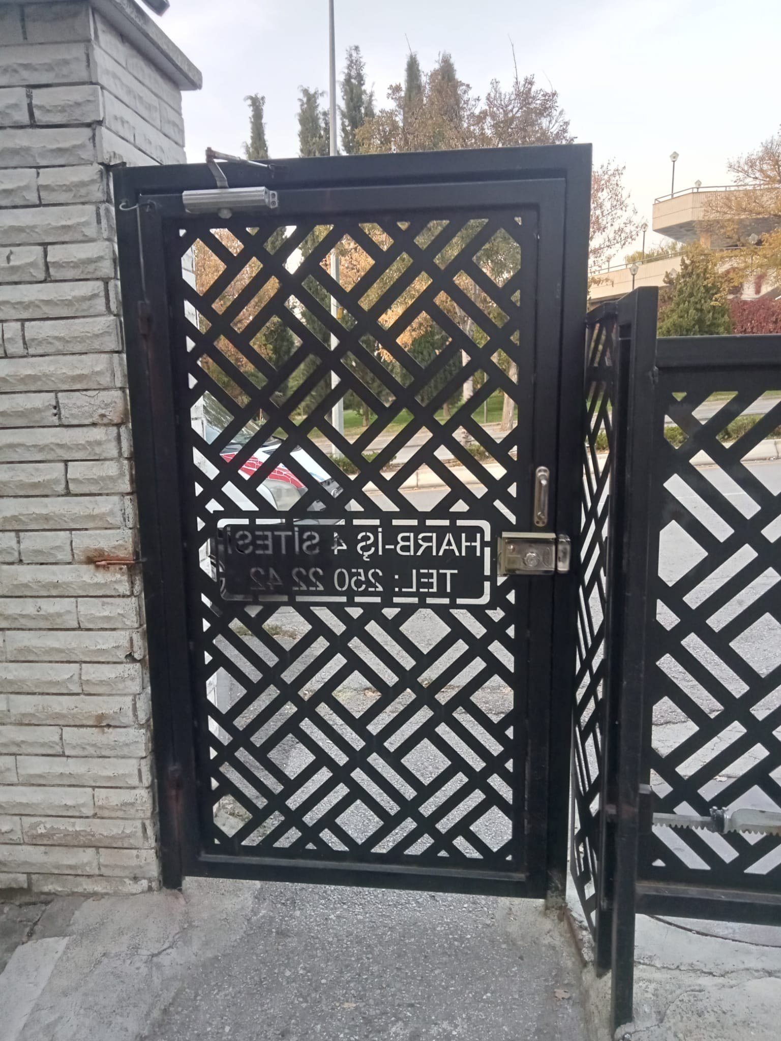 Geometrik çizgili siyah metal yaya giriş kapısı
