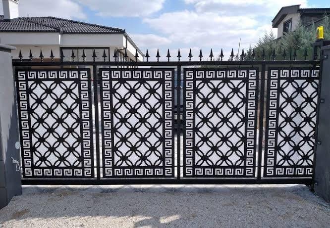 Klasik bordür ve halka desenli siyah metal bahçe kapısı