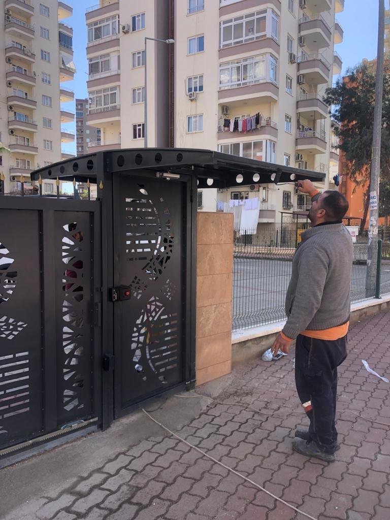 Dekoratif metal kapı üzerinde sundurma montaj uygulaması