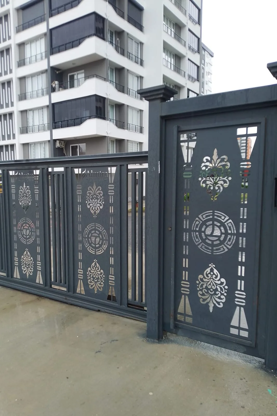 Modern motifli antrasit metal bahçe kapısı ve yaya geçiş kapısı