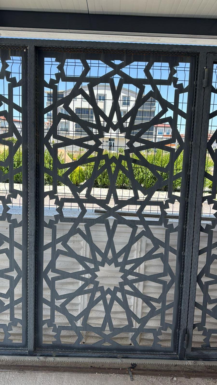 Yıldız ve geometrik geçme desenli siyah metal kapı