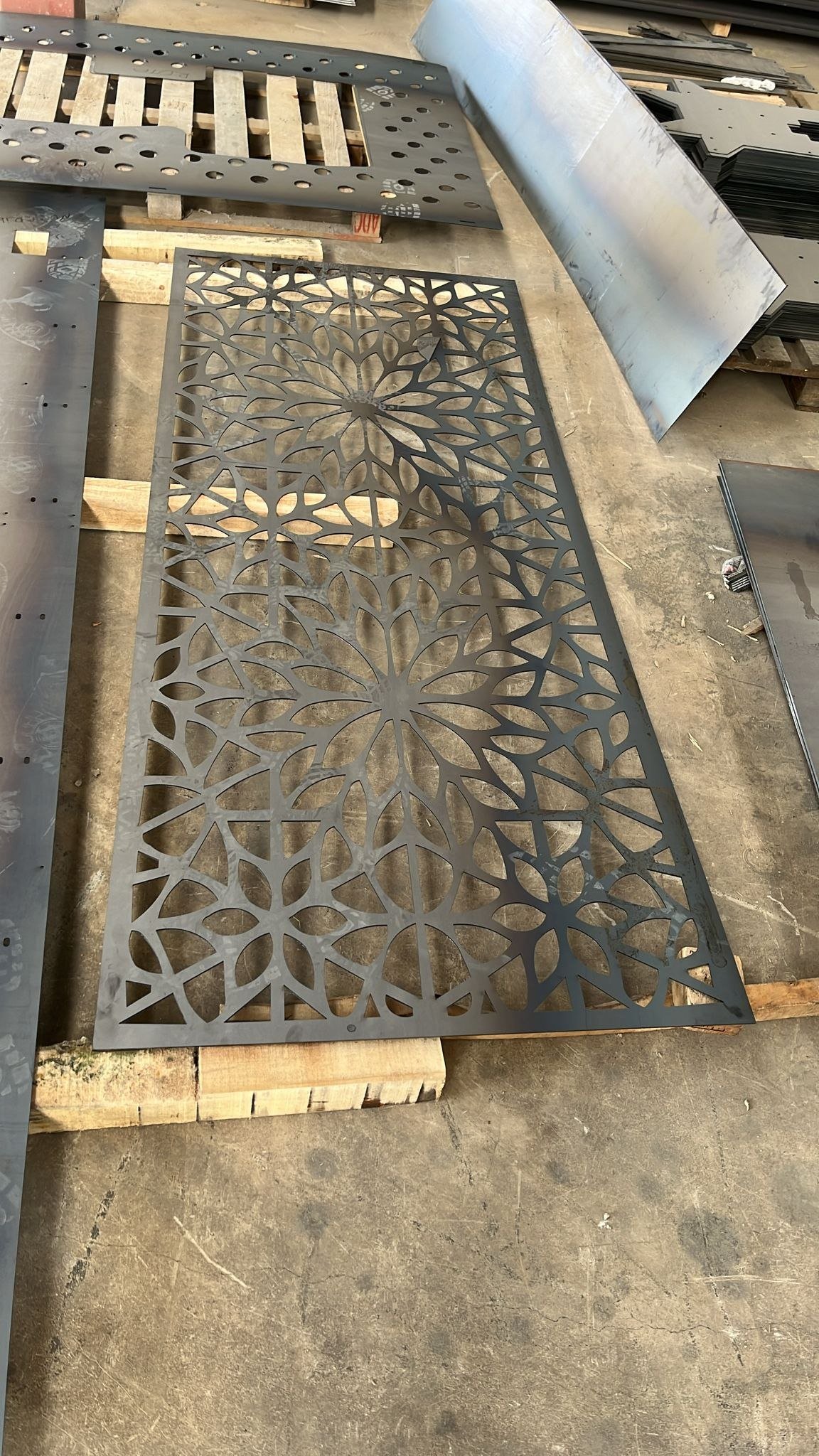 Çiçek desenli lazer kesim dekoratif metal panel