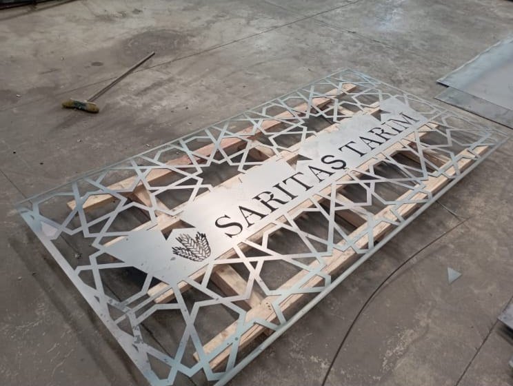 Yazı ve yıldız motifli lazer kesim metal panel