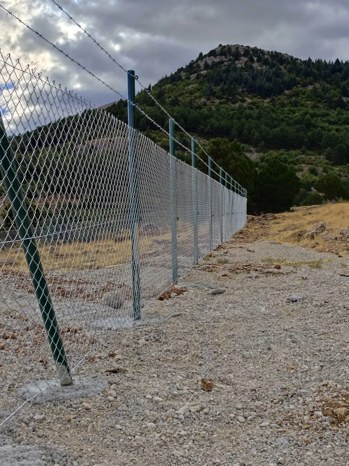 Metal direkli tel örgü ve üst bölümde dikenli tel uygulaması
